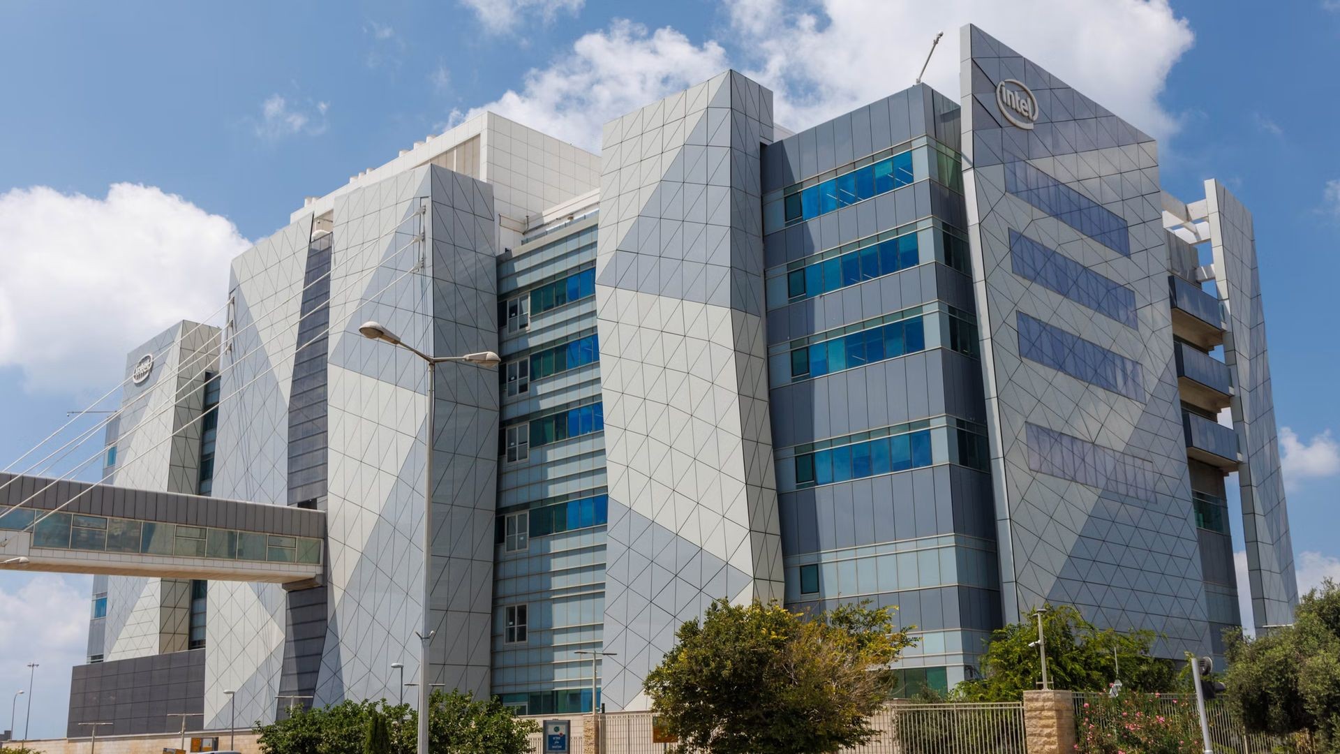 Intel Fab 28 explosion causes $600M loss and server chip delays