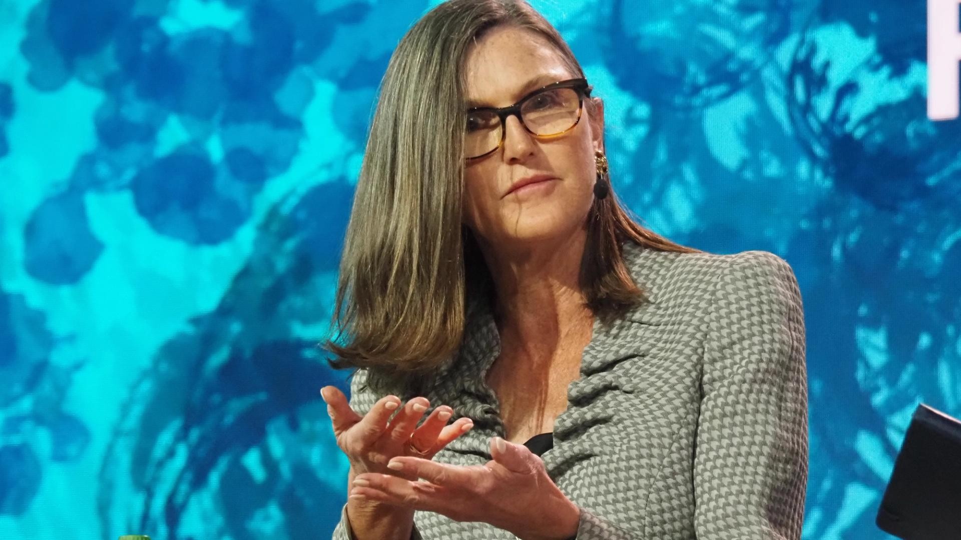 Cathie Wood's ARK Teams with Securitize to Tokenize Venture Fund with OpenAI and Anthropic Stakes