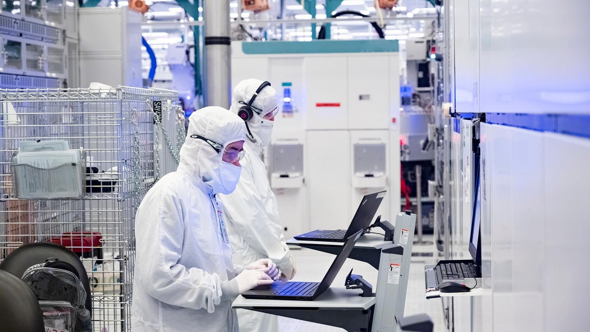 Intel переносит производство на серверные процессоры из-за спроса на ИИ
