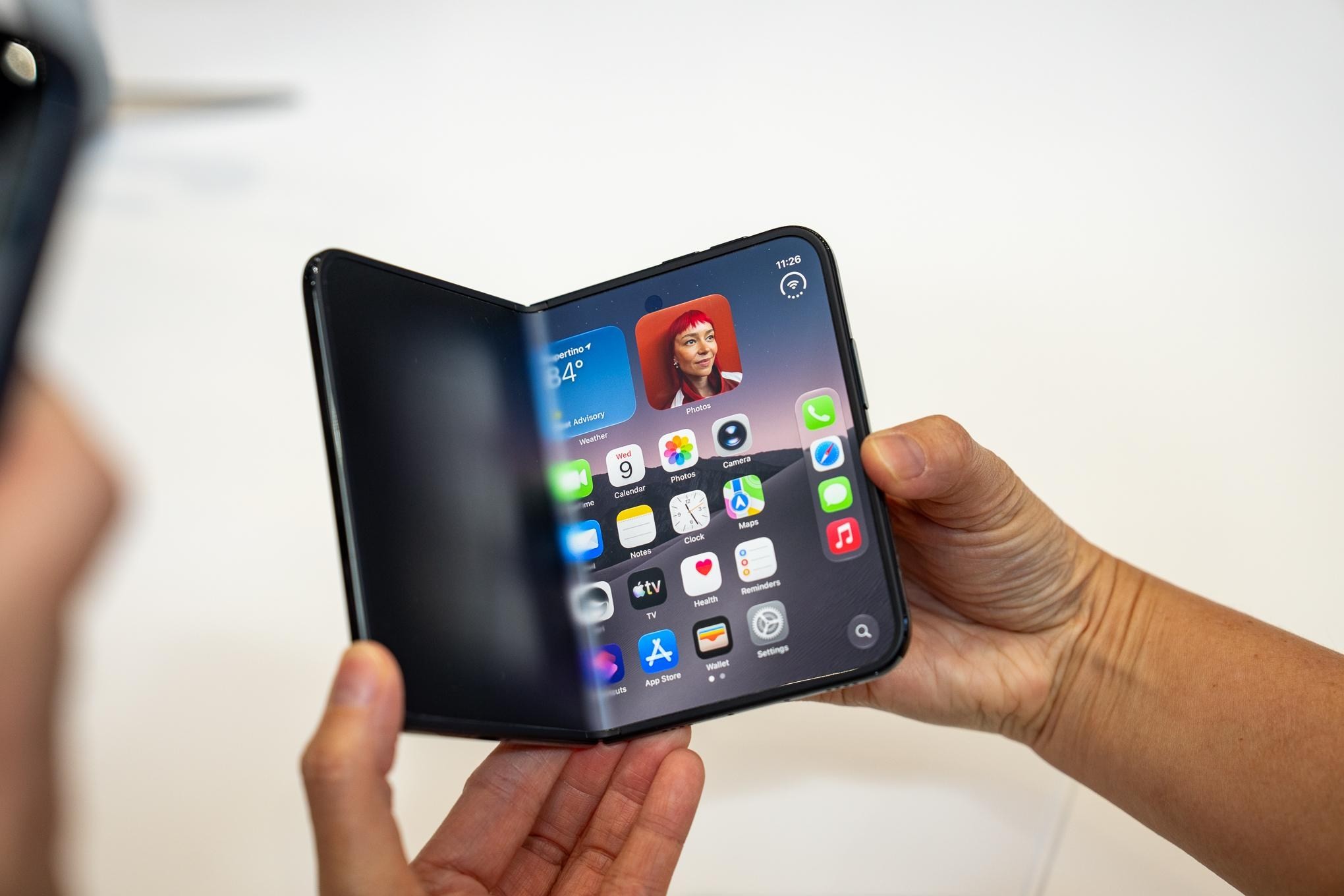 Apple kompaniyasi uzoq kutilgan buklamafon — iPhone Duo modelini taqdim etdi