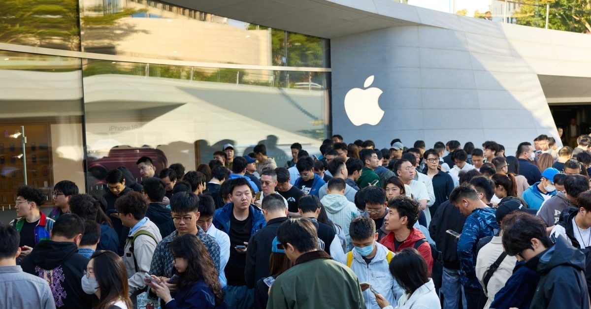 iPhone Duo launch day: Lines form at Apple Stores and walk-in stock is limited