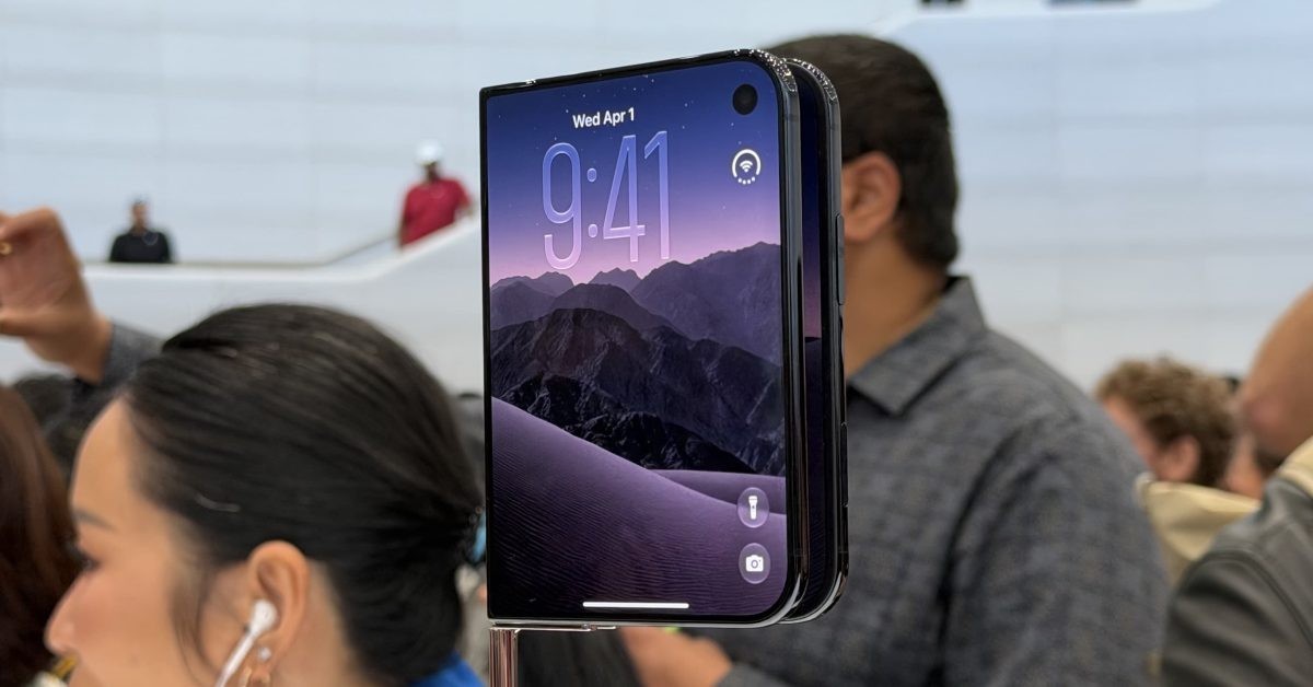 Apple kompaniyasining ilk buklanuvchi smartfoni iPhone Duo dastlabki buyurtmaga chiqarildi